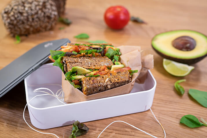 vegane Avocado-Vollkornstulle mit tomatisierter Bohnencreme vegane Avocado-Vollkornstulle mit tomatisierter Bohnencreme