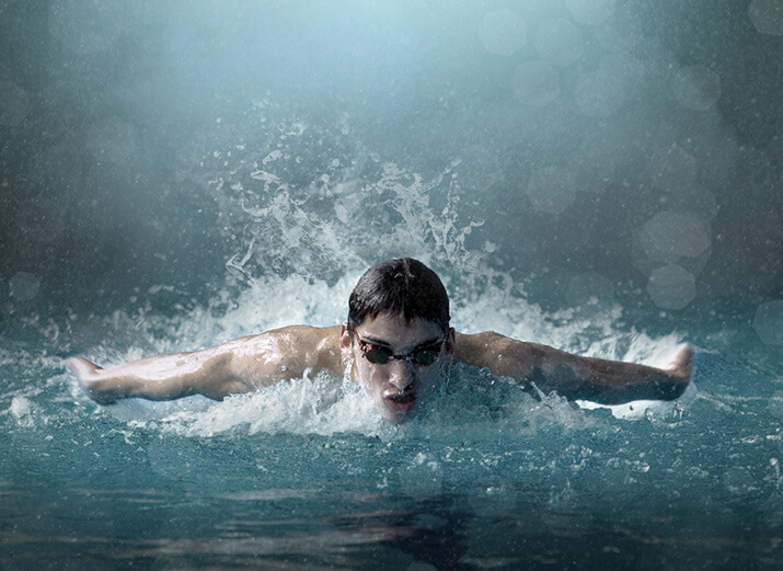 Ein Schwimmer beim Delfinschwimmen. Ein Schwimmer beim Delfinschwimmen.