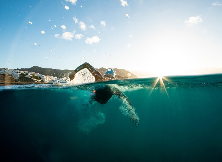 Ein Schwimmer im Freiwasser Ein Schwimmer im Freiwasser