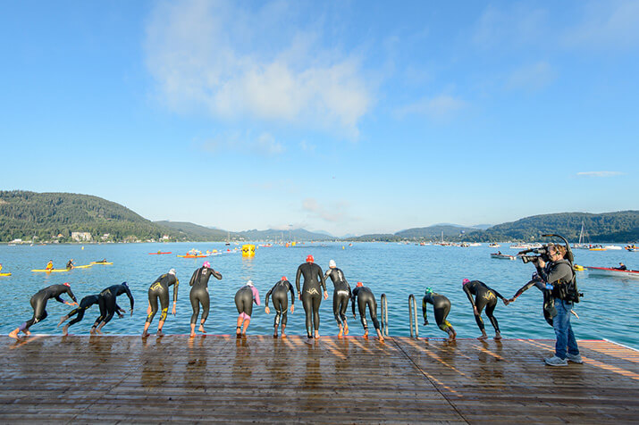 Der Start: Triathleten beim Sprung ins Wasser Der Start: Triathleten beim Sprung ins Wasser