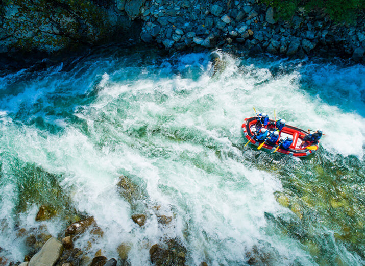Wildwasser-Rafting auf reißendem Fluss Wildwasser-Rafting auf reißendem Fluss
