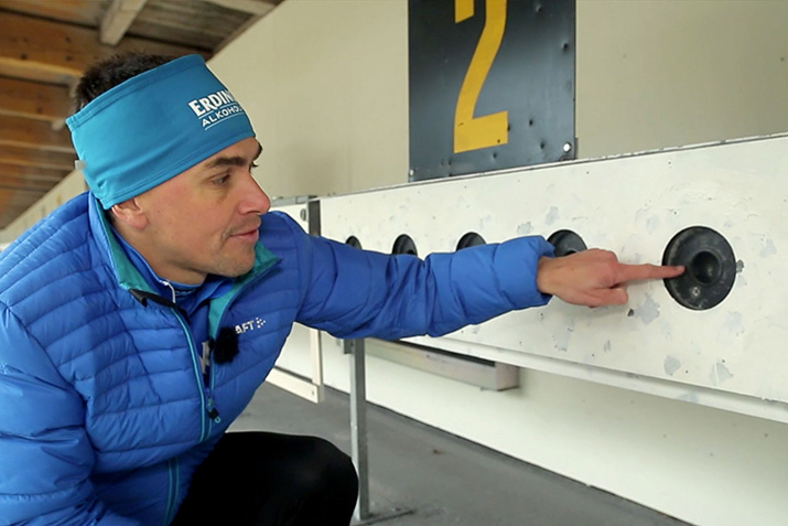 Michael Greis zeigt die Größenverhältnisse der Ziele im Biathlon Michael Greis zeigt die Größenverhältnisse der Ziele im Biathlon