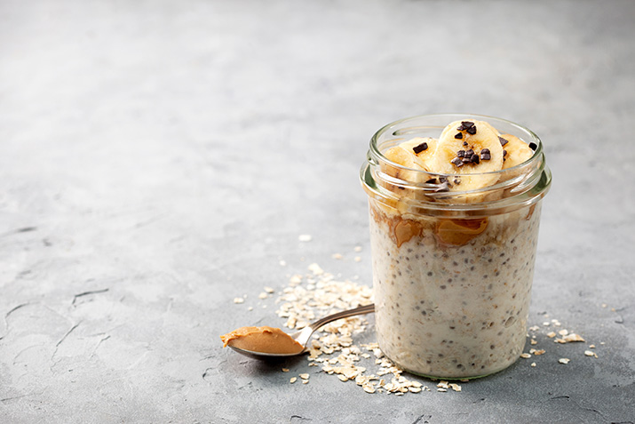 Chiapudding mit Erdnussbutter, Banane und Honig von Laura Philipp Chiapudding mit Erdnussbutter, Banane und Honig von Laura Philipp