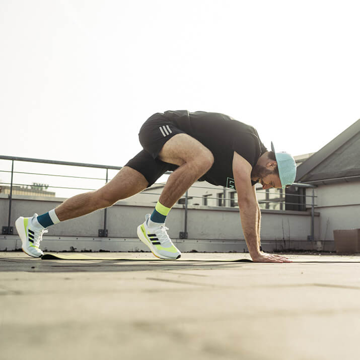 Ein Sportler macht Climbers auf einer Fitnessmatte. Ein Sportler macht Climbers auf einer Fitnessmatte.
