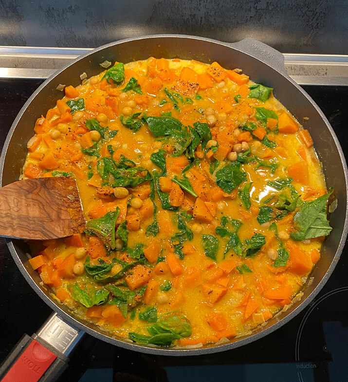 In einer Pfanne wird vielerlei Gemüse zu einem Curry gekocht. In einer Pfanne wird vielerlei Gemüse zu einem Curry gekocht.