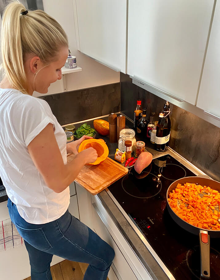 Eine Frau steht in der Küche und kocht. Eine Frau steht in der Küche und kocht.