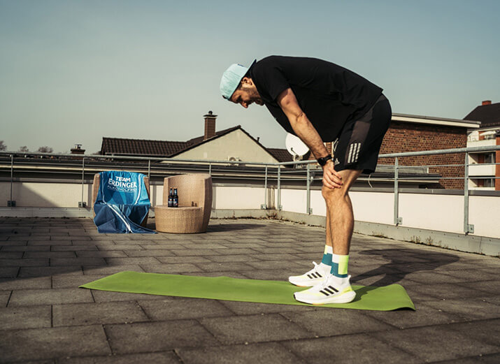Ein Sportler pausiert sein Training, wegen eines Muskelkrampfes. Ein Sportler pausiert sein Training, wegen eines Muskelkrampfes.
