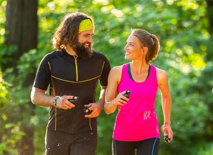 Zwei Sportler bewegen sich mit der LAUFMAUS® im Wald. Zwei Sportler bewegen sich mit der LAUFMAUS® im Wald.