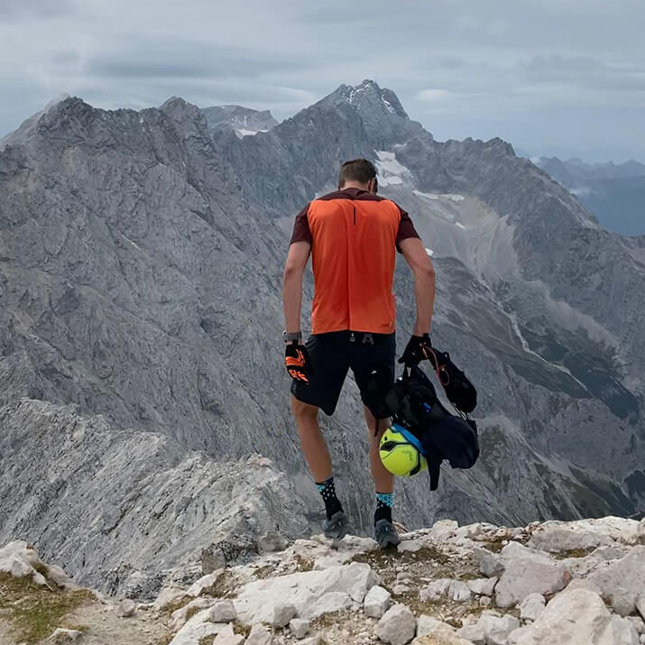 Ein Wanderer steht vor einem Bergpanorama. Ein Wanderer steht vor einem Bergpanorama.