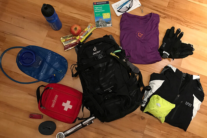 So sieht die MTB-Ausrüstung von Kollegin Steffi aus. Ganz wichtig: Ausreichend Proviant! So sieht die MTB-Ausrüstung von Kollegin Steffi aus. Ganz wichtig: Ausreichend Proviant!
